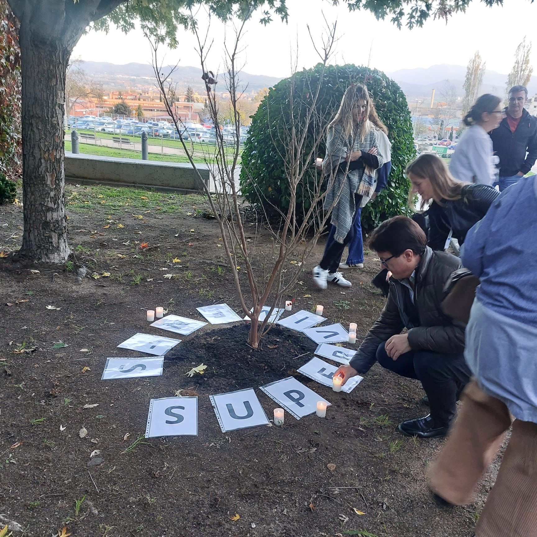 L'homenatge es va fer a l'exterior d'Osona Salut Mental